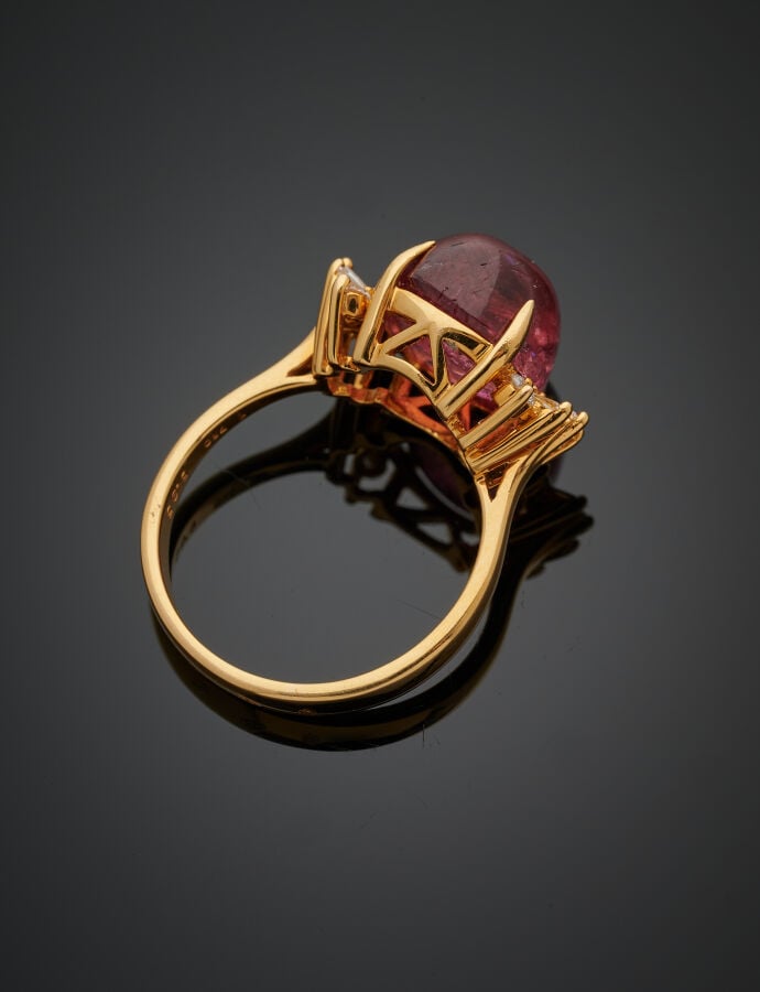 BAGUE en or jaune (750‰) ajouré, serti d'une tourmaline rose (rubellite) caboch…