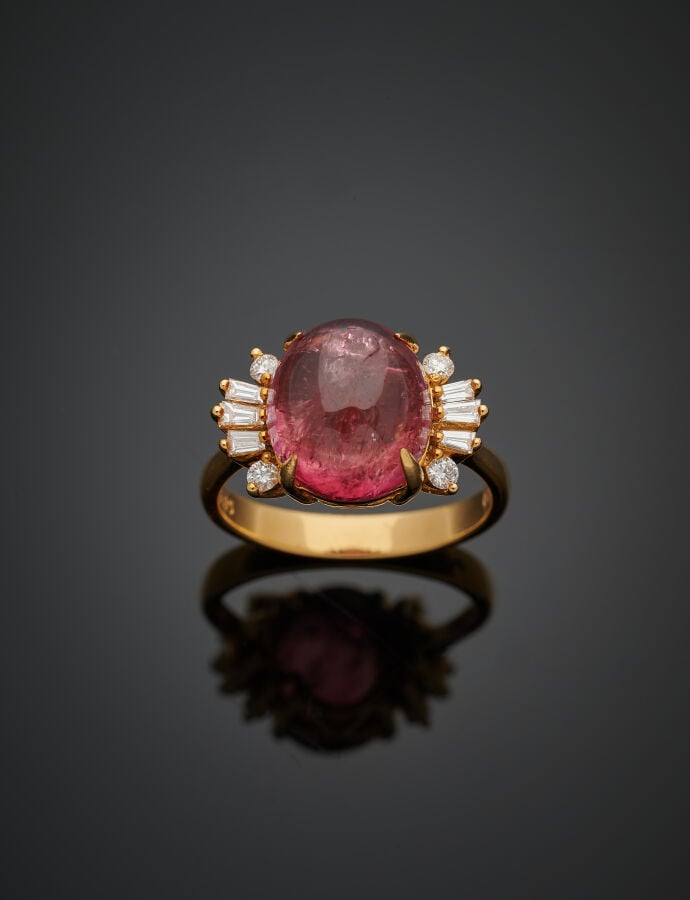 BAGUE en or jaune (750‰) ajouré, serti d'une tourmaline rose (rubellite) caboch…