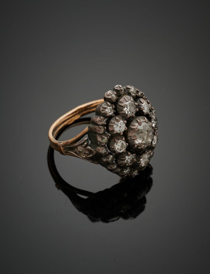 BAGUE en or jaune (750‰) et argent noirci (min. 800‰) ajourés, sertis de diaman…
