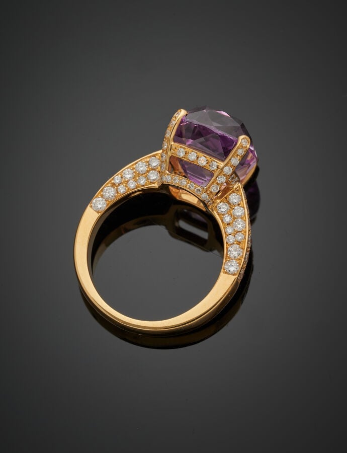 BAGUE en or jaune (750‰) serti d'une kunzite de forme coussin épaulée et entour…