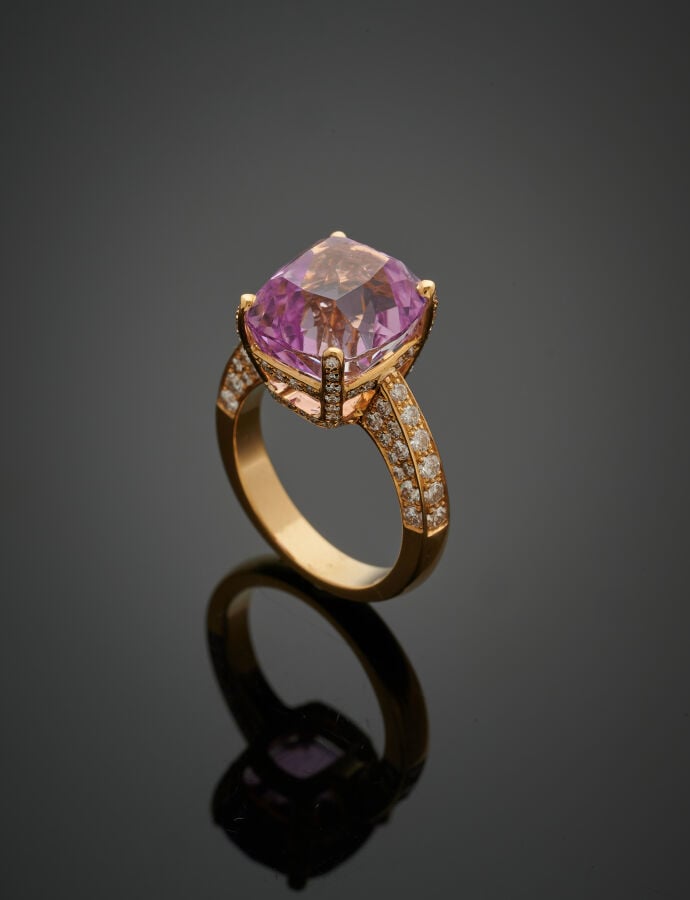 BAGUE en or jaune (750‰) serti d'une kunzite de forme coussin épaulée et entour…