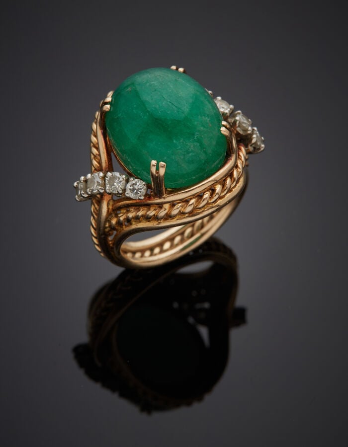 BAGUE en platine (950‰) et or jaune (750‰) ajouré et torsadé, serti d'une émera…