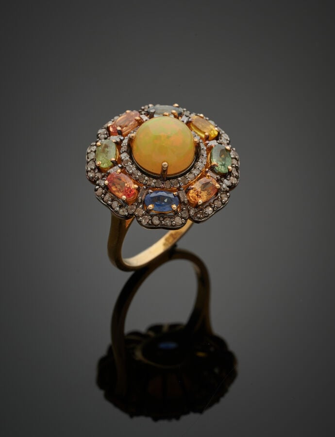 BAGUE « fleur » en vermeil et argent noirci (925‰) finement ajouré, centrée d'u…