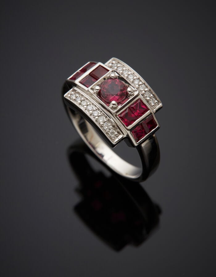 BAGUE géométrique en or gris (750‰) serti de rubis calibrés et un rond, soulign…