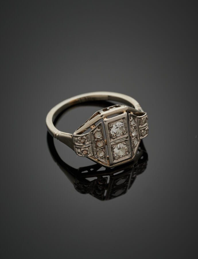 BAGUE géométrique en platine (min. 800‰) et or gris (750‰) ajourés, sertis de d…