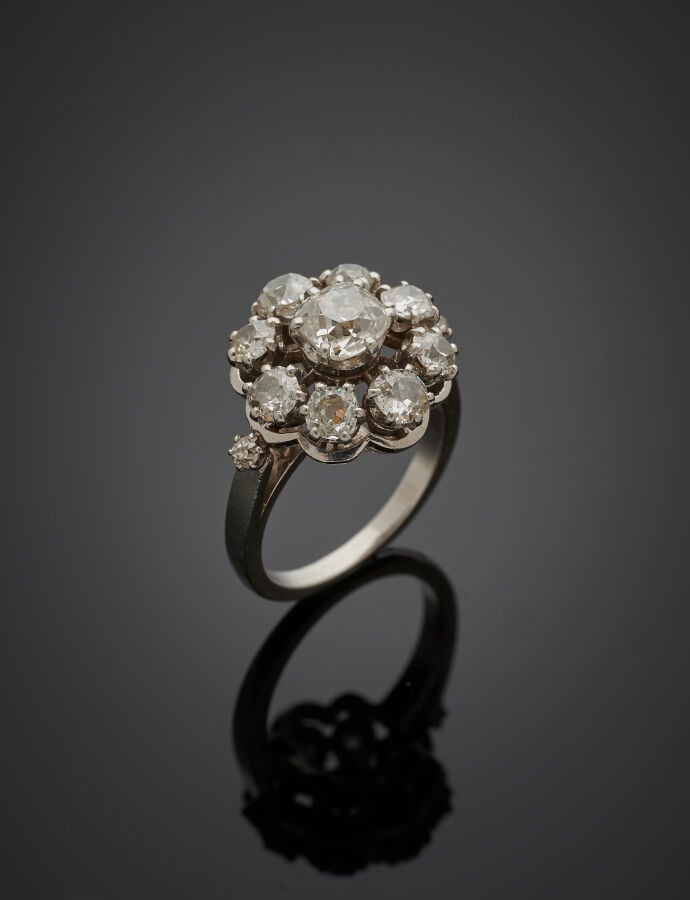 BAGUE « marguerite » en platine (min. 800‰) ajouré, serti de diamants taille an…