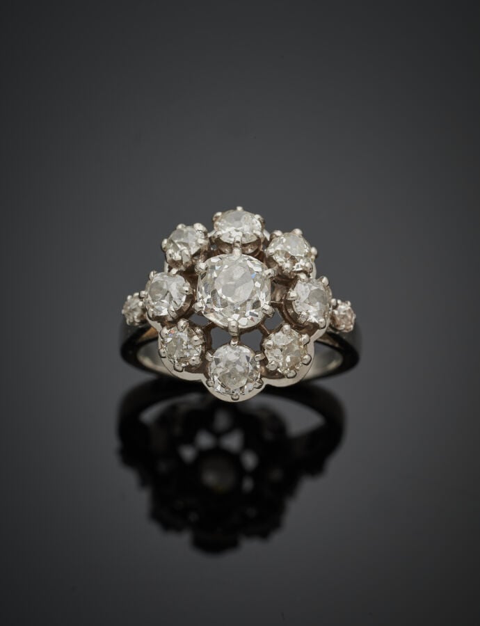 BAGUE « marguerite » en platine (min. 800‰) ajouré, serti de diamants taille an…
