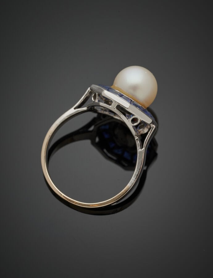 BAGUE octogonale en or gris (750‰) serti d'une perle de culture de couleur crèm…