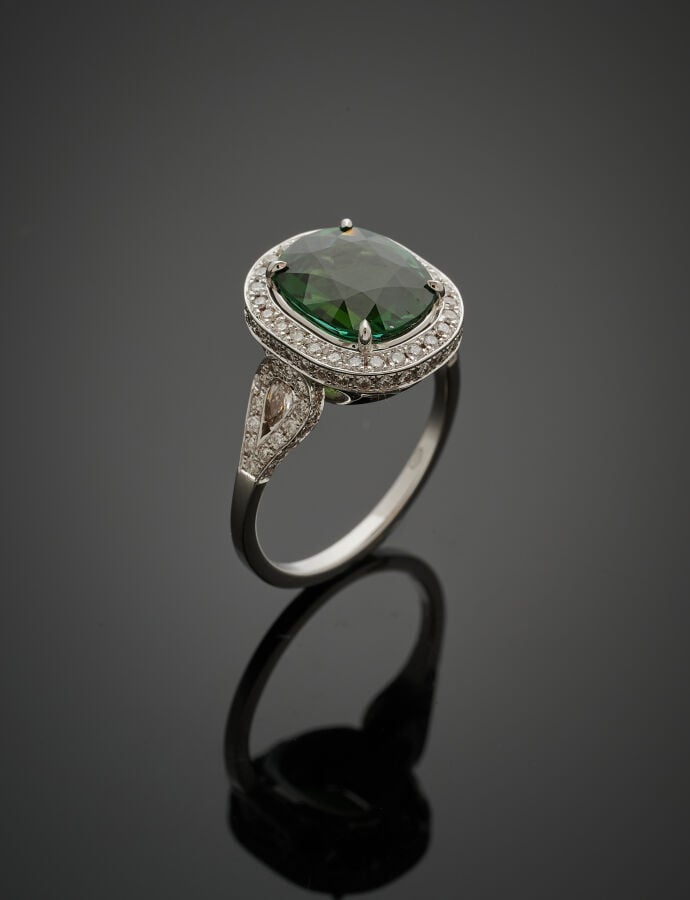 BAGUE ovale en or gris (750‰) ajouré, serti d'une tourmaline verte de forme ova…