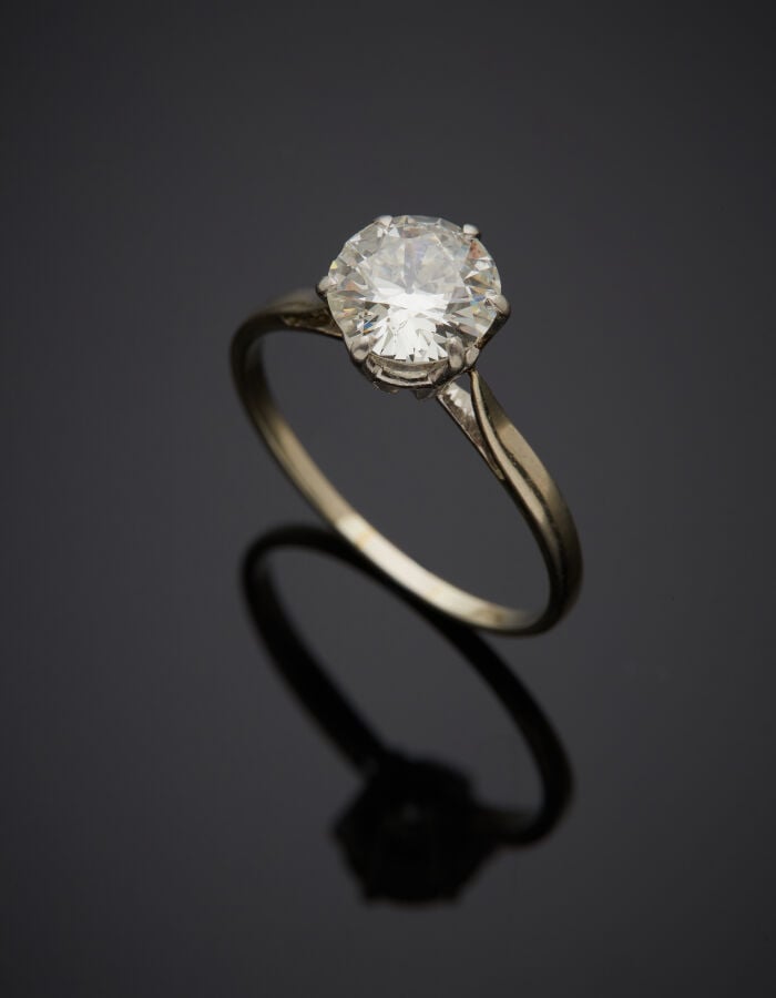 BAGUE taille ancienne pesant 1,42 carat. Chocs et égrisures. - On y joint un MO…