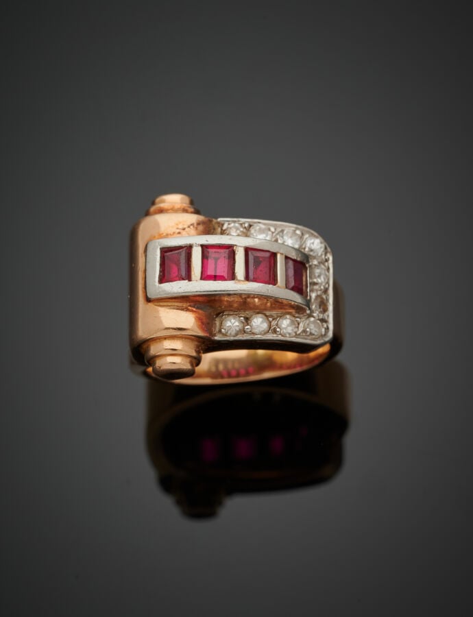 BAGUE « tank » en or jaune (750‰) et argent (800‰) serti de diamants taille 8/8…