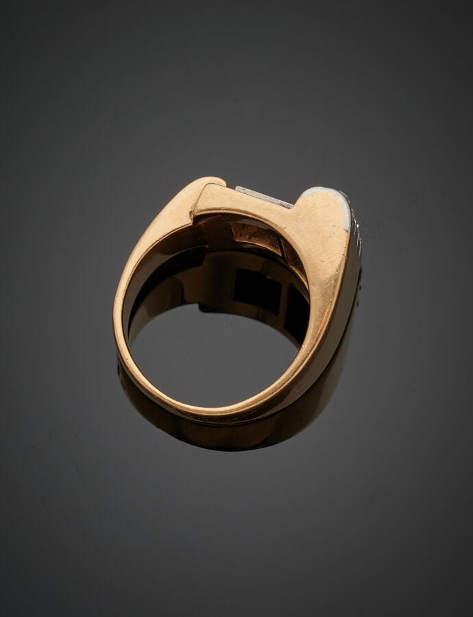 BAGUE « tank » en platine (min. 800‰) et or jaune (750‰) sertis de diamants tai…