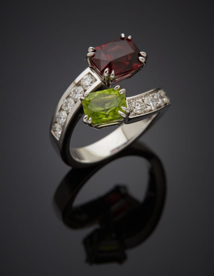BAGUE « toi & moi » en or gris (750%) serti d'un péridot et d'un grenat rhodoli…