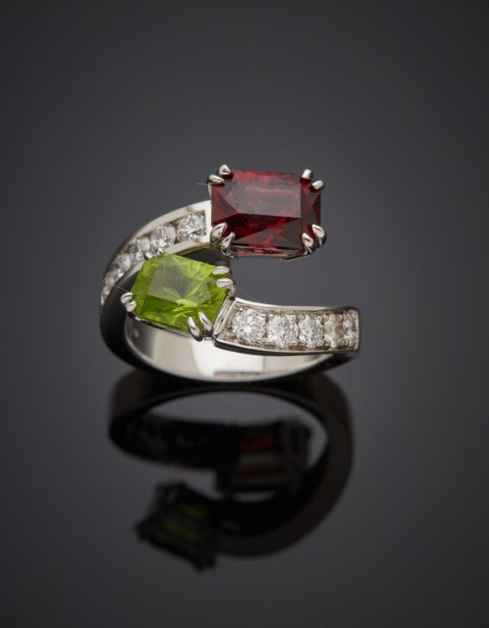 BAGUE « toi & moi » en or gris (750%) serti d'un péridot et d'un grenat rhodoli…