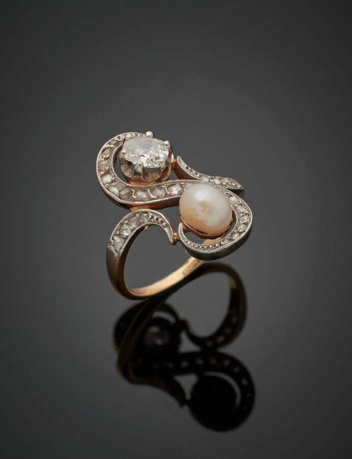 BAGUE « toi & moi » en platine (min. 800‰) et or jaune (750‰) ajourés, ornés d'…