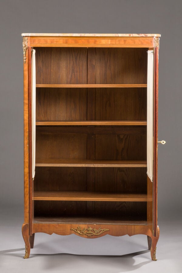 BIBLIOTHEQUE en placage de bois de rose à marqueterie à motif - floral ouvrant…