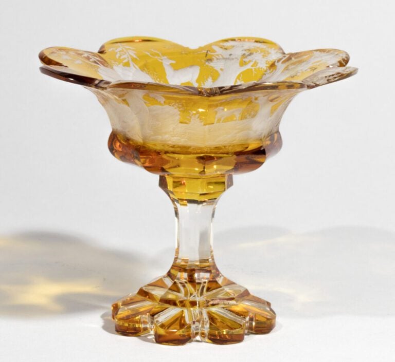 Bohême. Coupe baguier à pied à bords dentelés, en verre taillé et cimenté jaune…