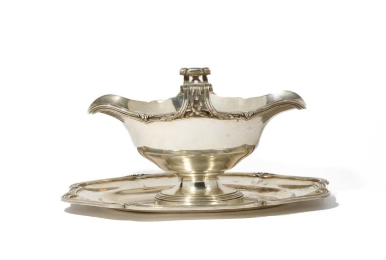 BOIN-TABURET - Grande saucière et son dormant en argent uni 950 ‰. La saucière…