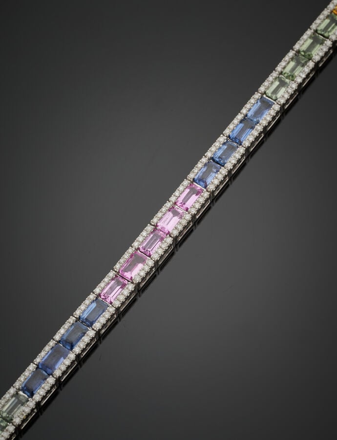 BRACELET « arc-en-ciel » en or gris (750‰) serti de saphirs multicolores calibr…