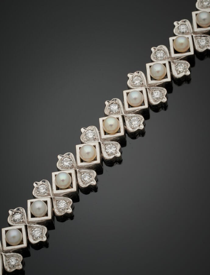 BRACELET articulé en or gris (750‰) serti de diamants taille brillant alternés…