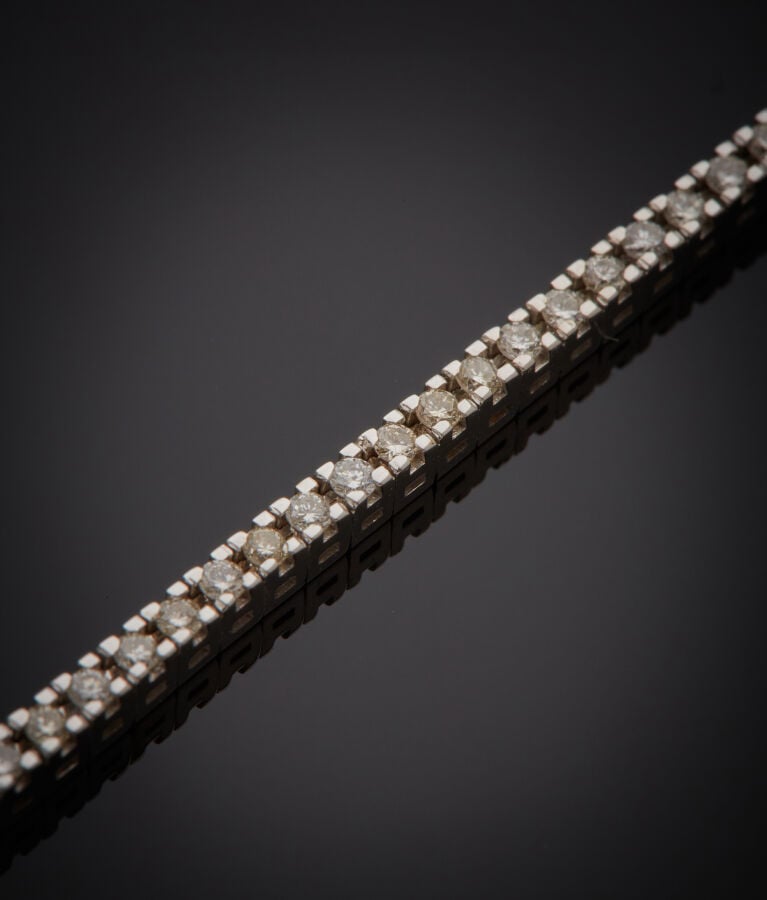 BRACELET en platine (950‰) et or gris (750‰) serti d'un alignement de diamants…