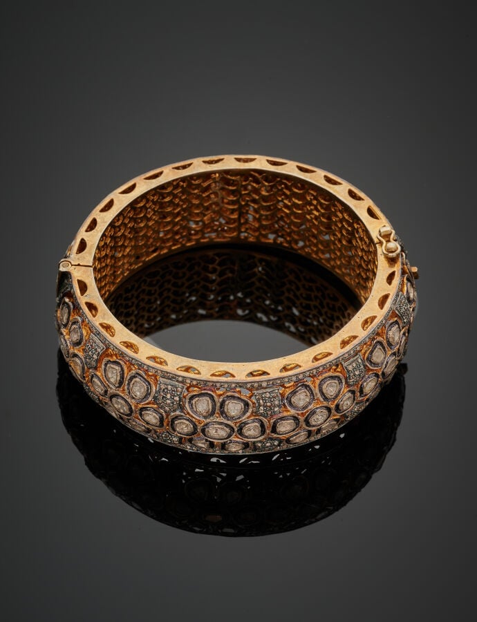 BRACELET « manchette » rigide ouvrant en argent et vermeil (925‰) ajourés, sert…