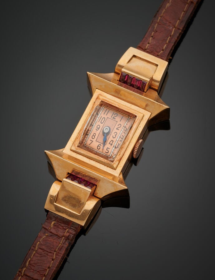 BRACELET MONTRE « tank » stylisée en or jaune (750‰). Attaches serties d'aligne…