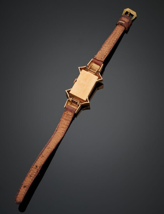 BRACELET MONTRE « tank » stylisée en or jaune (750‰). Attaches serties d'aligne…