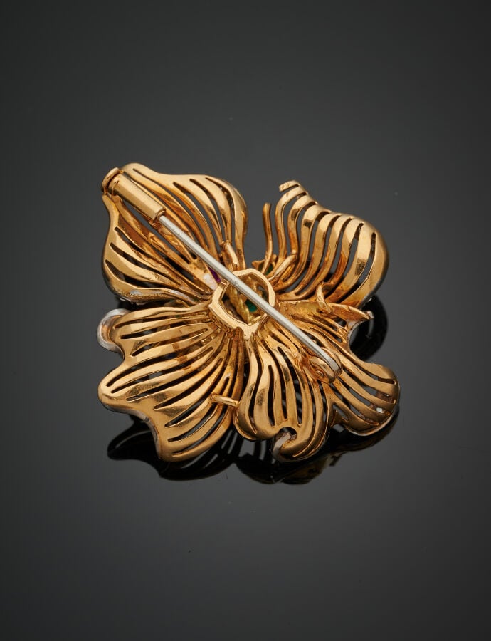 BROCHE « fleur » en platine (min. 800‰) et fils d'or jaune (750‰), centrée d'un…