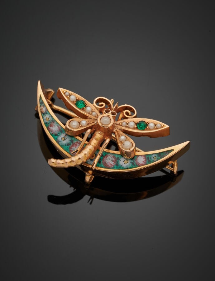 BROCHE « papillon et croissant de lune » en or jaune (750‰) ajouré, orné de pie…