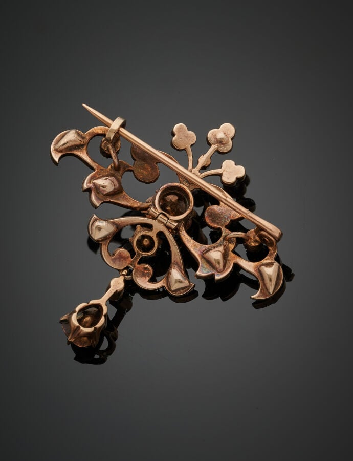 BROCHE « volutes » en or jaune (750‰) ajouré, serti de diamants taillés en rose…
