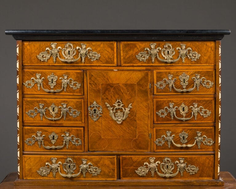 CABINET de forme quadrangulaire en placage de - marqueterie ouvrant par dix tir…