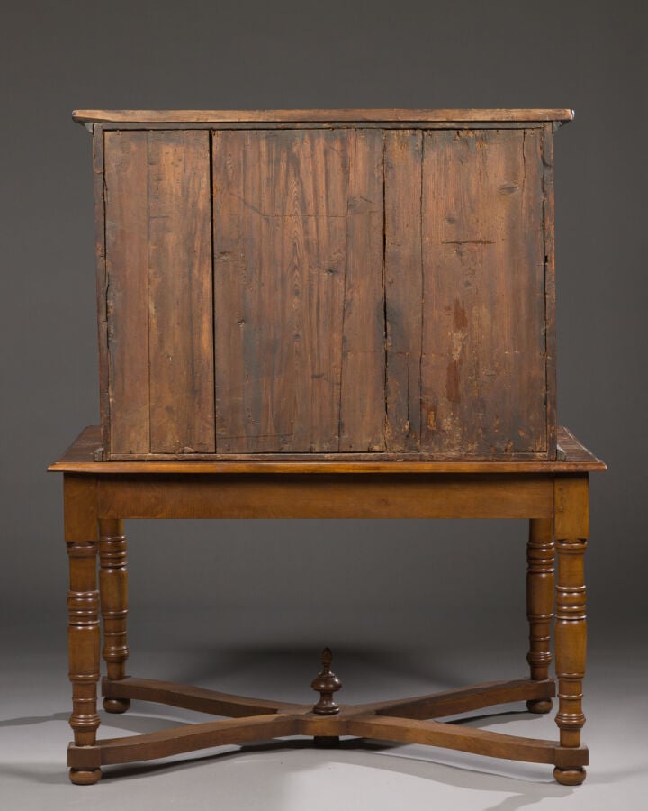CABINET de forme quadrangulaire en placage de - marqueterie ouvrant par dix tir…