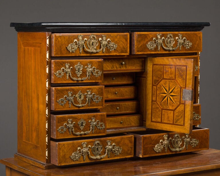 CABINET de forme quadrangulaire en placage de - marqueterie ouvrant par dix tir…