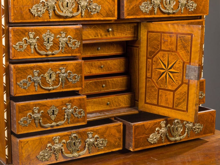 CABINET de forme quadrangulaire en placage de - marqueterie ouvrant par dix tir…