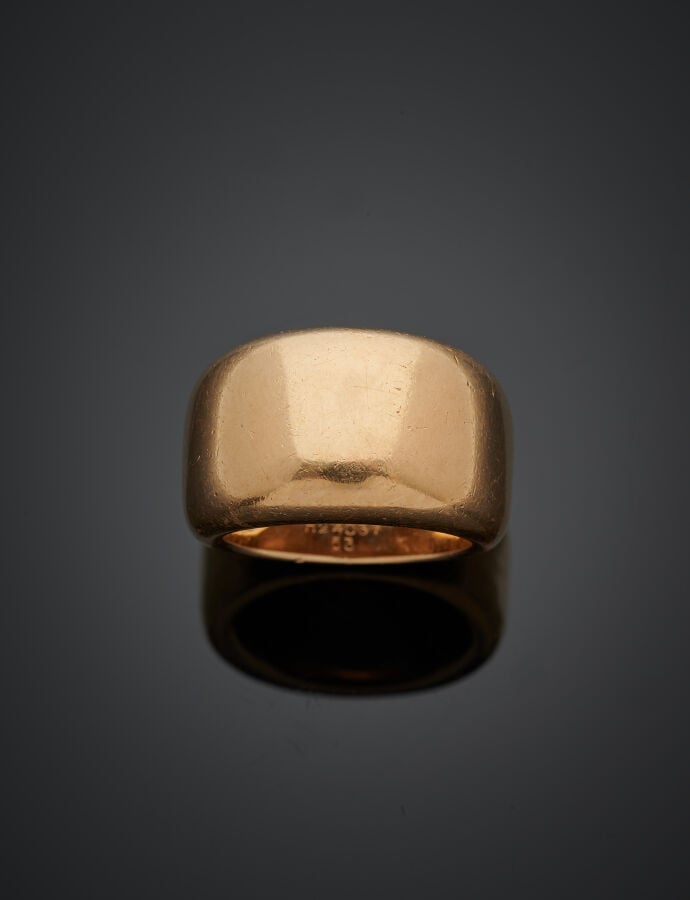CARTIER - Large BAGUE « jonc plat » en or jaune (750‰) uni. - Travail français.…