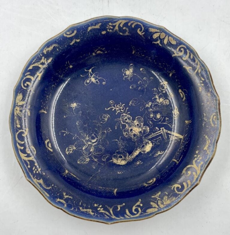 CHINE - Une assiette et un bol en porcelaine décorés en or sur fond bleu - poud…