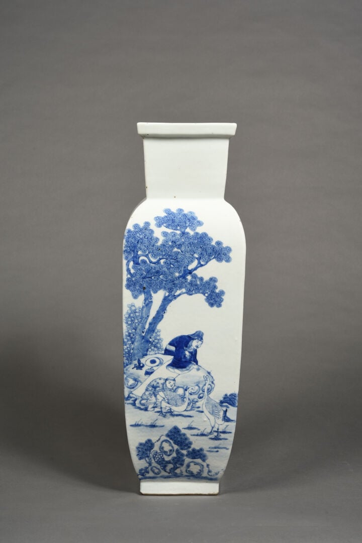 CHINE - XXe siècle - Vase de forme carrée en porcelaine décorée en bleu sous co…