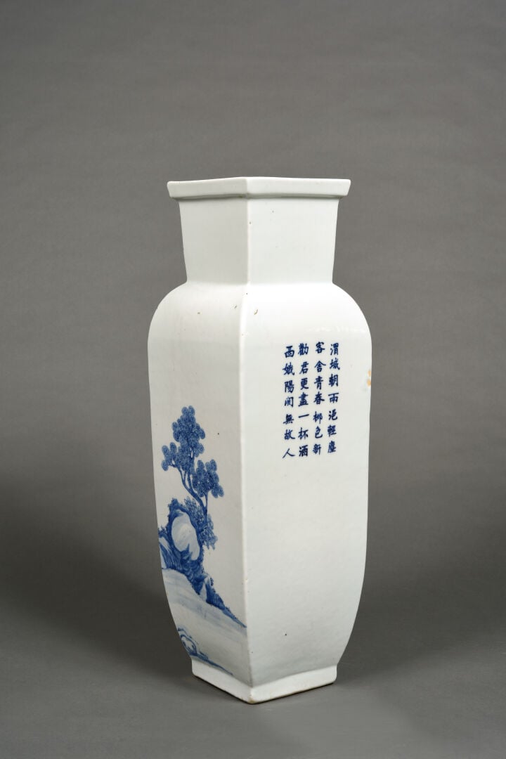CHINE - XXe siècle - Vase de forme carrée en porcelaine décorée en bleu sous co…