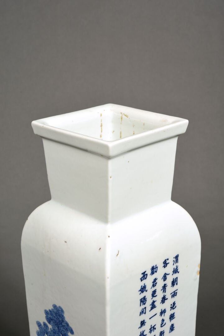 CHINE - XXe siècle - Vase de forme carrée en porcelaine décorée en bleu sous co…