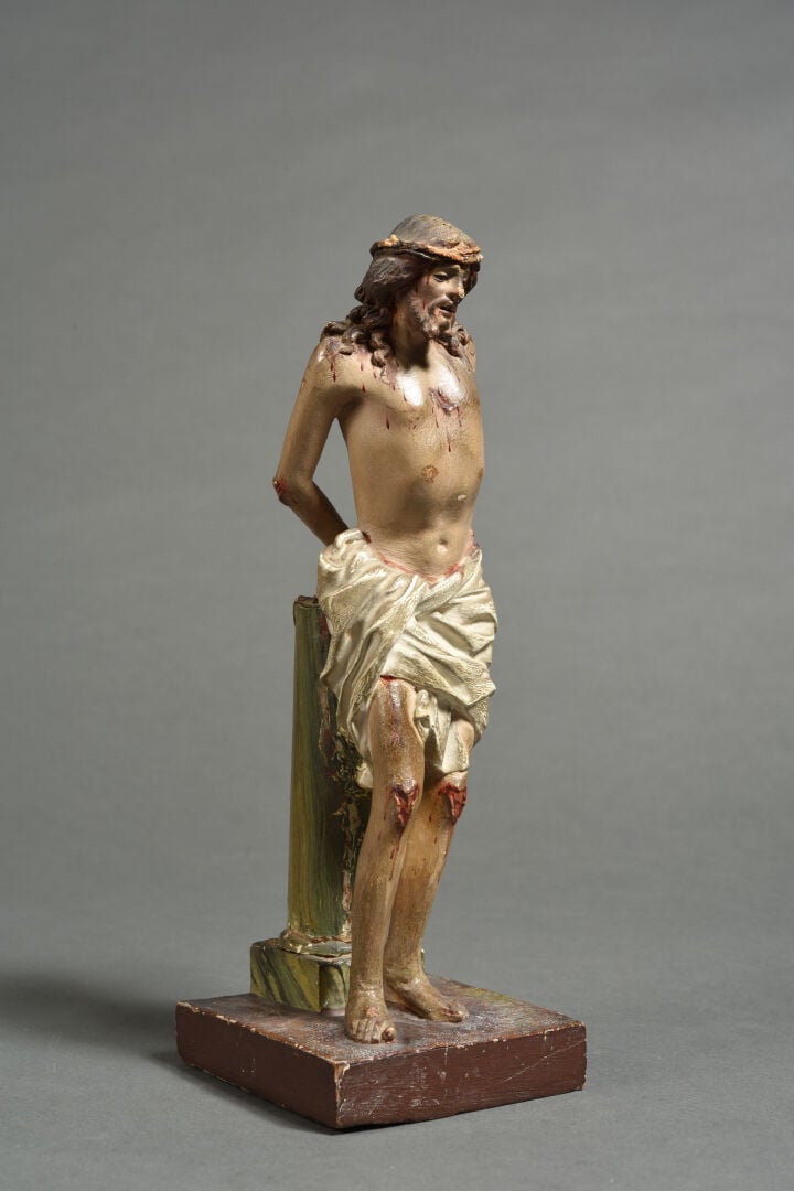 Christ à la colonne en bois sculpté en ronde-bosse et polychromé. Debout contre…