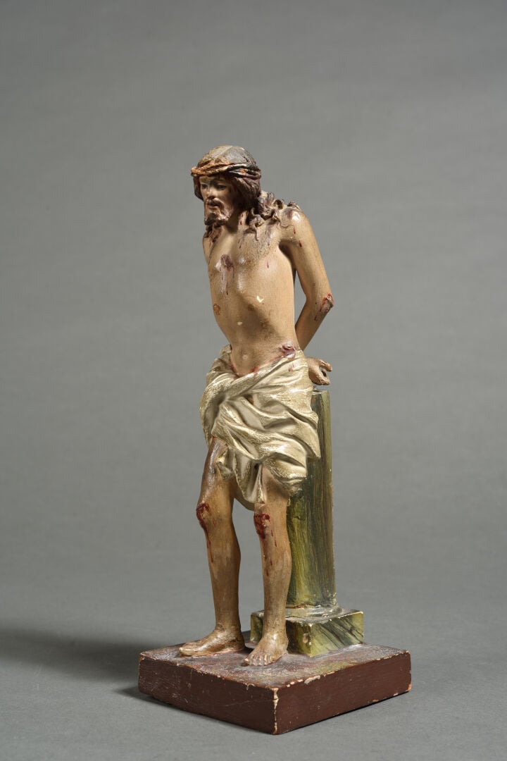 Christ à la colonne en bois sculpté en ronde-bosse et polychromé. Debout contre…