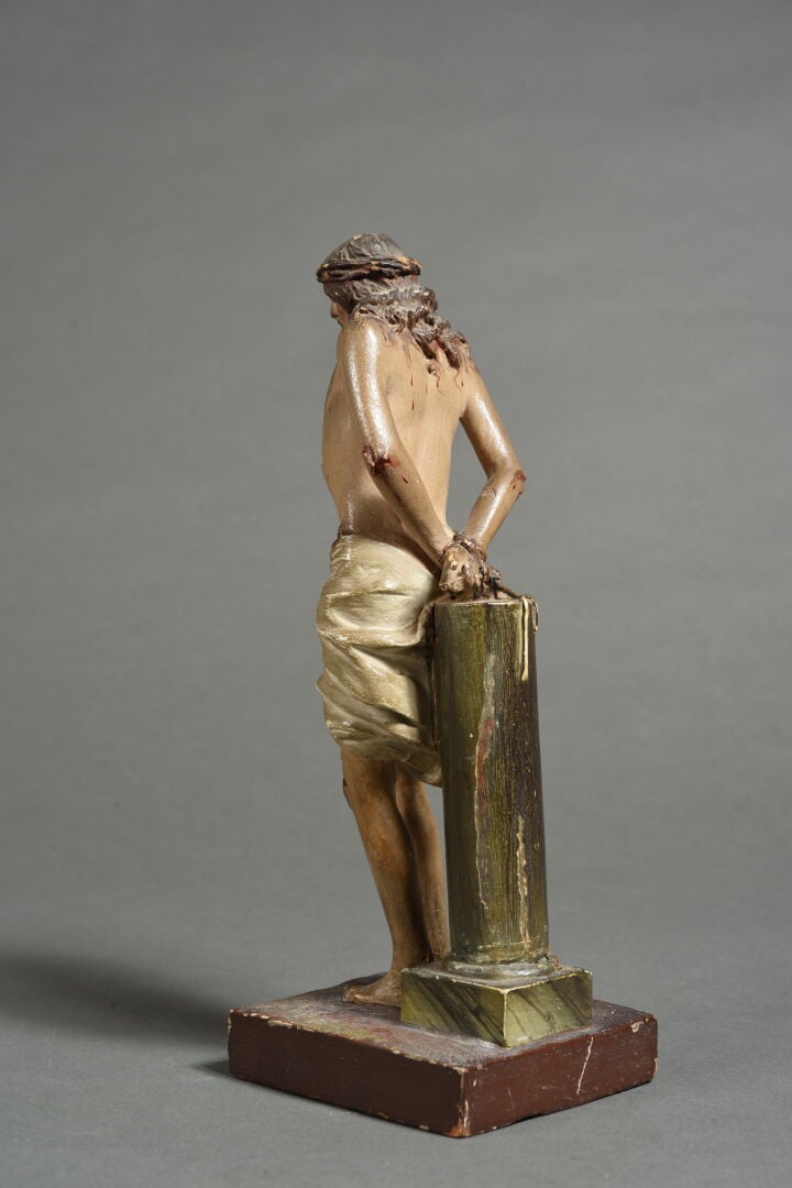 Christ à la colonne en bois sculpté en ronde-bosse et polychromé. Debout contre…