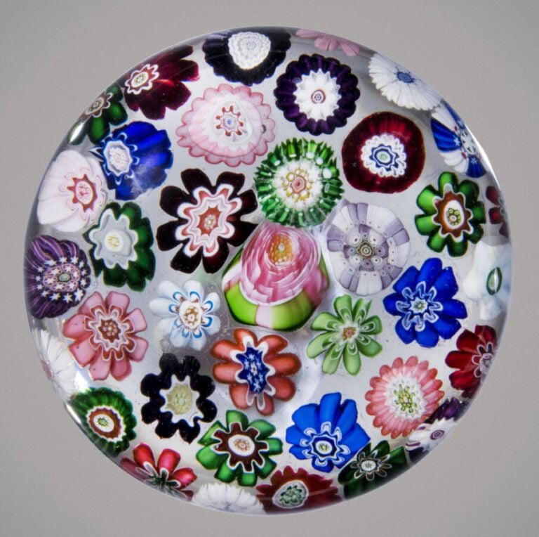 Clichy. Presse-papiers orné de trois cercles concentriques de bonbons polychrom…