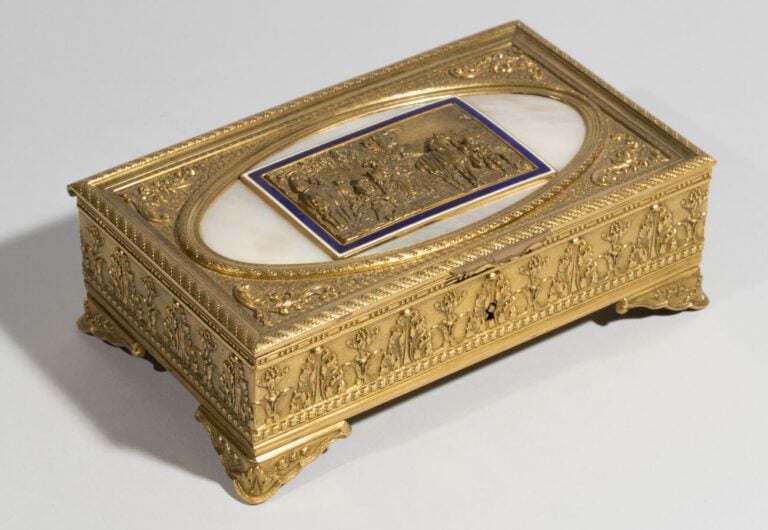 Coffret rectangulaire en bronze ciselé et doré à décor latéral de feuilles d'ac…