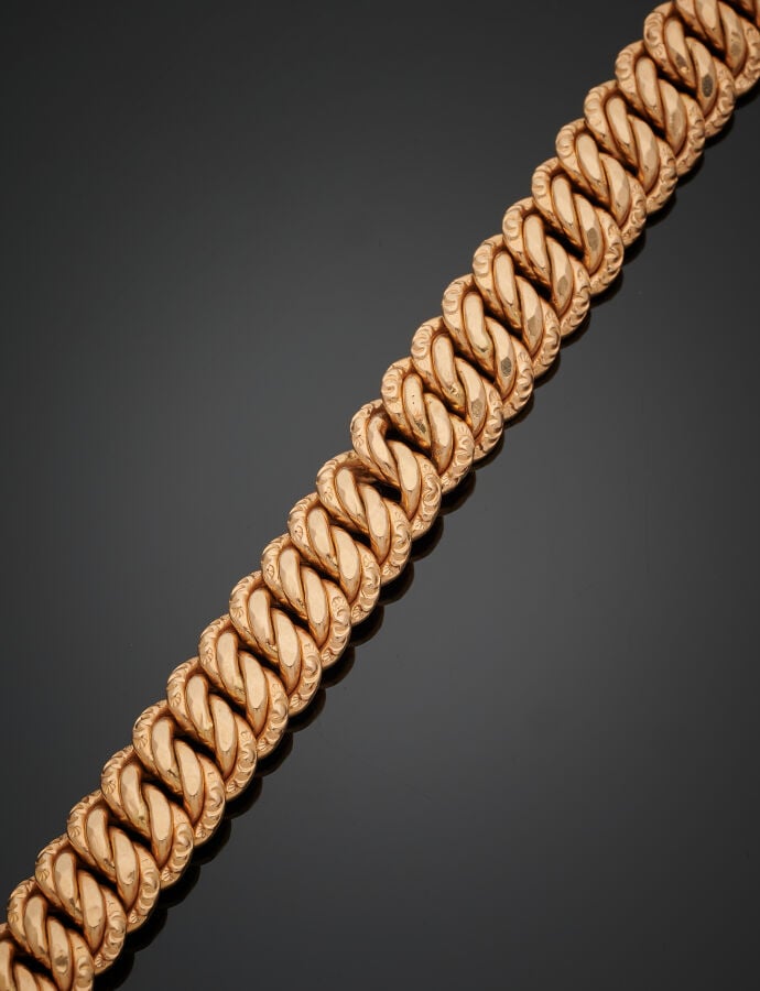 COLLIER « double gourmette torse » en or jaune (750‰) ciselés et ajourés. Fermo…