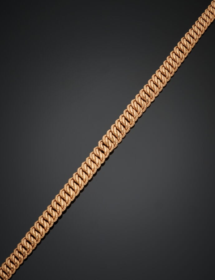 COLLIER « double gourmette torse » en or jaune (750‰) ciselés et ajourés. Fermo…