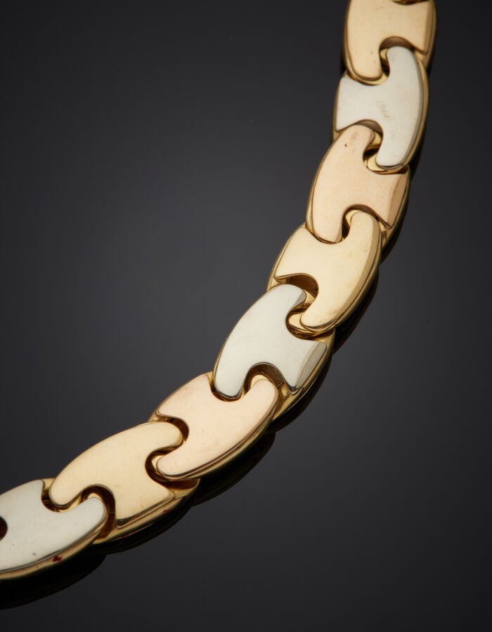 COLLIER en or gris et or jaune (750‰) à maillons ovales plats imbriqués. Fermoi…