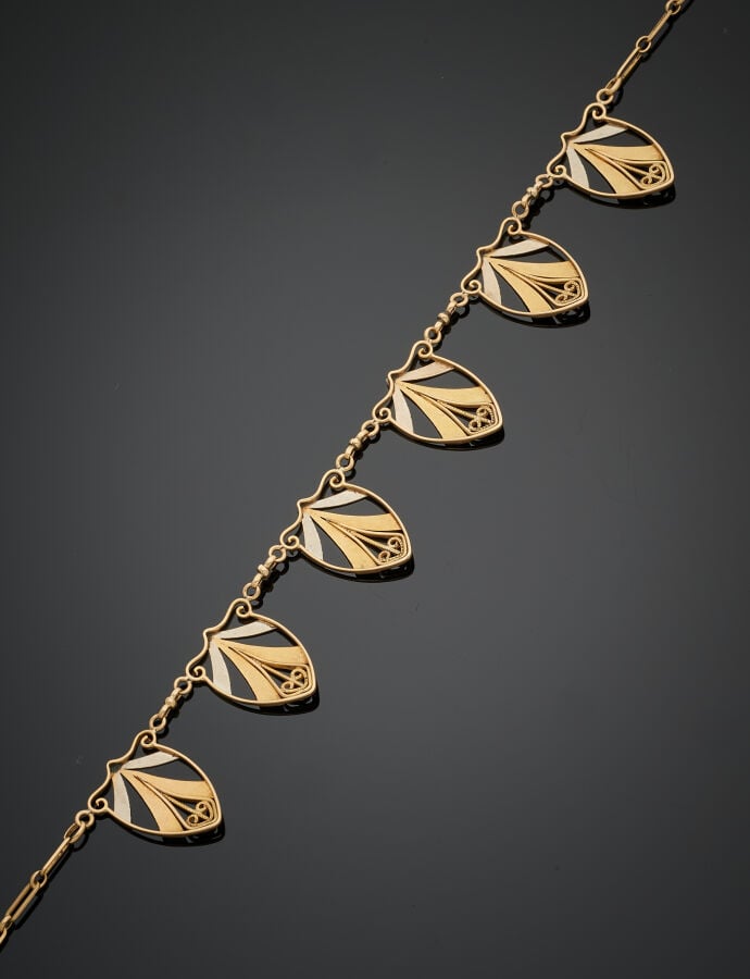 COLLIER en or jaune et or gris (750‰) ajouré, à motifs « palmettes ». - Travail…