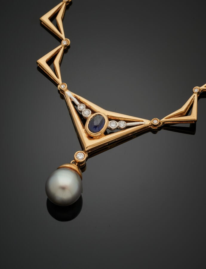 COLLIER géométrique en or jaune et or gris (750‰) ajourés, sertis de diamants t…